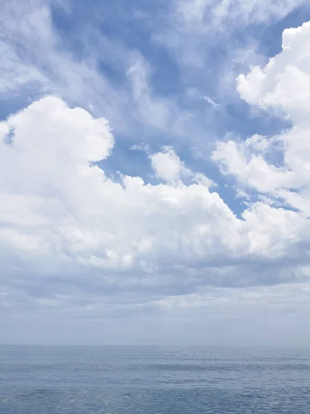 Een Lage Hoek Opname Van Witte Wolken Malaga Spanje — Stockfoto