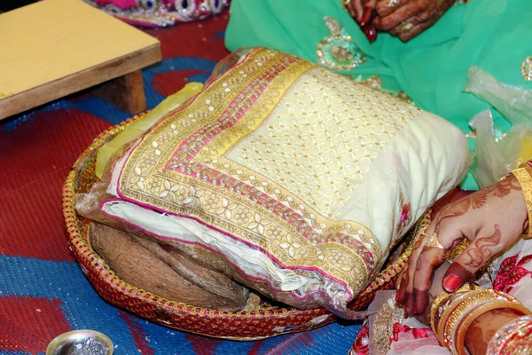 Tecido Indiano Durante Casamento Tradicional — Fotografia de Stock