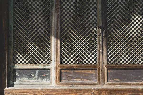 Primer Plano Una Vieja Puerta Madera Marrón Parcialmente Bajo Luz —  Fotos de Stock