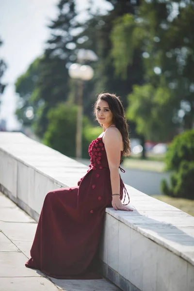 Tiro Foco Raso Uma Mulher Caucasiana Cabelos Longos Usando Vestido — Fotografia de Stock