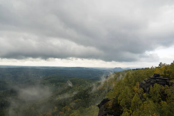 Tiro Aéreo Uma Paisagem Montanhosa Sob Céu Nublado — Fotografia de Stock