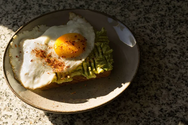 Una Vista Superior Plato Desayuno Saludable Tostadas Aguacate Fresco Con —  Fotos de Stock