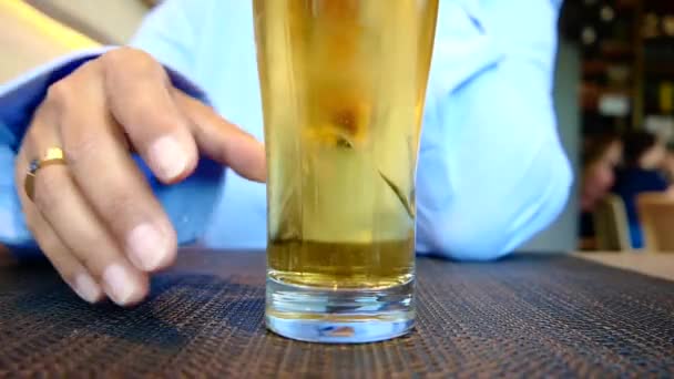 Mężczyzna Niebieskiej Koszuli Pijący Piwo Kawiarni — Wideo stockowe