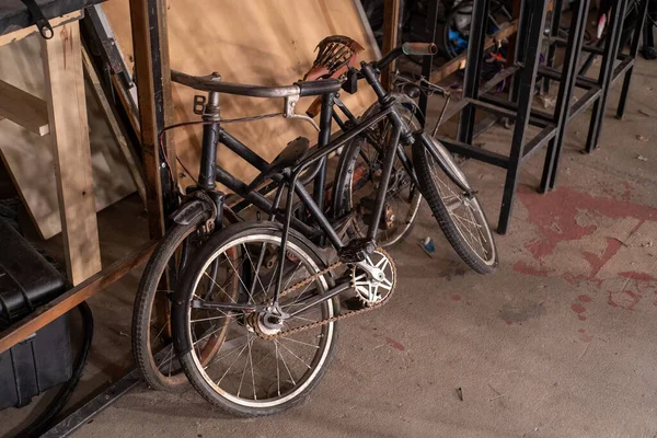 Zbliżenie Starych Rowerów Magazynie Wraz Innymi Nieużywanymi Metalowymi Ramami Drewnem — Zdjęcie stockowe