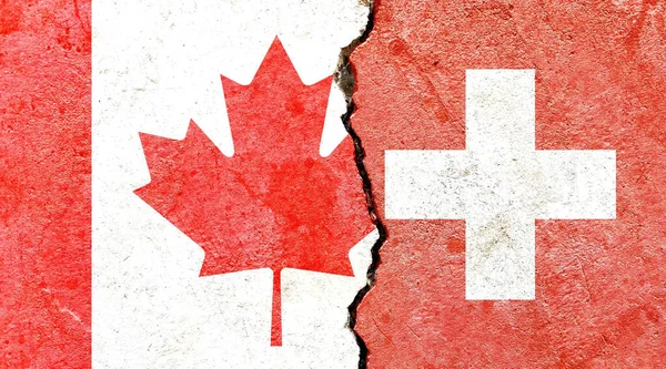 Kanadai Svájci Zászló Egy Repedt Falfelületen — Stock Fotó