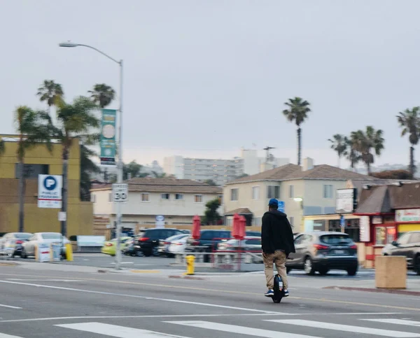 米国アリゾナ州タクソン2021年5月25日 都市道路2021の輸送のための彼の電気単輪に立っている男の写真 — ストック写真
