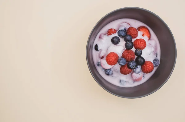 Top View Yogurt Fresh Raspberries Blueberries Bowl Isolated Cream Background — Stock Photo, Image