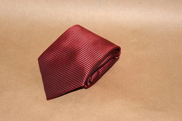 Una Corbata Borgoña Sobre Mesa —  Fotos de Stock
