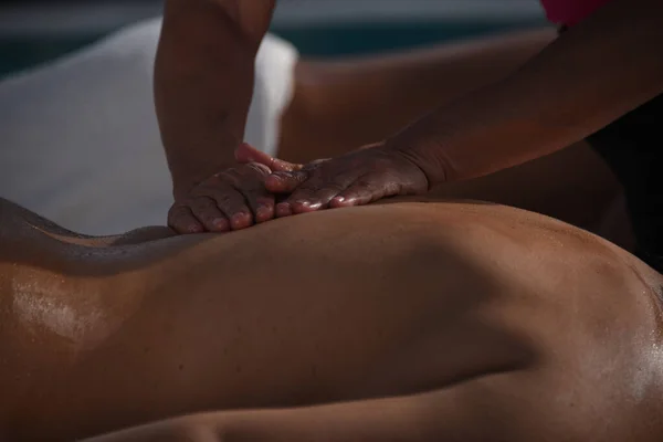 Uma Massagista Profissional Que Massagens Homem — Fotografia de Stock
