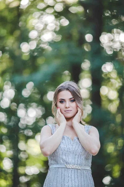 Una Calda Donna Caucasica Bionda Che Indossa Vestito Argento Seduta — Foto Stock