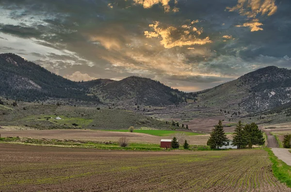 Ein Faszinierender Blick Auf Eine Wunderschöne Berglandschaft Bei Malerischem Sonnenuntergang — Stockfoto