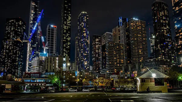 Nízký Úhel Záběru Mrakodrapů Moderních Budov Zachycených Noci Melbourne Austrálie — Stock fotografie