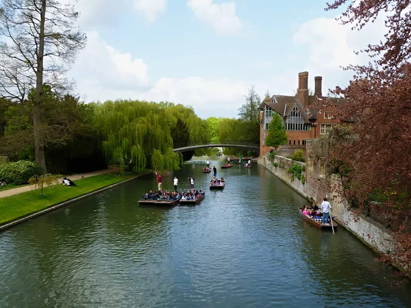 Cambridge Rli Kingdom 2011 Nehir Üzerinde Insan Taşıyan Tekneler Nisan — Stok fotoğraf