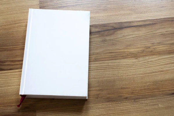 Een Witte Blanco Boekomslag Een Houten Achtergrond — Stockfoto