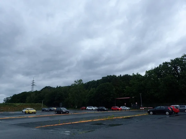Eine Nahaufnahme Von Autos Die Unter Wolkenverhangenem Himmel Auf Dem — Stockfoto