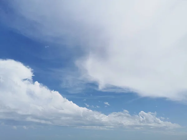 Een Lage Hoek Opname Van Witte Wolken Malaga Spanje — Stockfoto