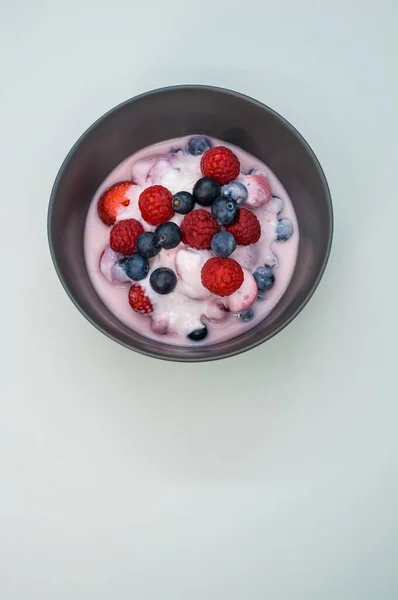 Vertical Shot Yogurt Raspberries Blueberries Bowl Light Gray Background — Stock Photo, Image