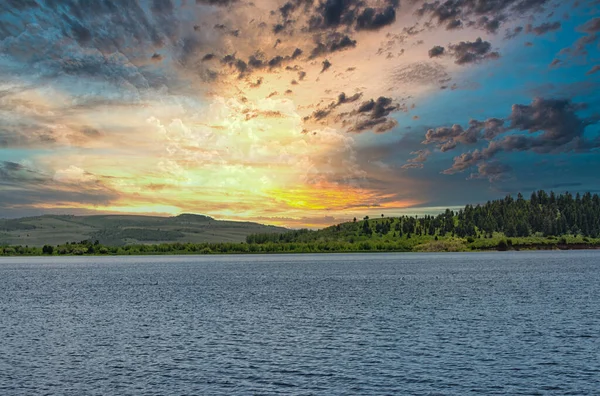 Uma Vista Hipnotizante Lago Calmo Rodeado Por Vegetação Fresca Pôr — Fotografia de Stock