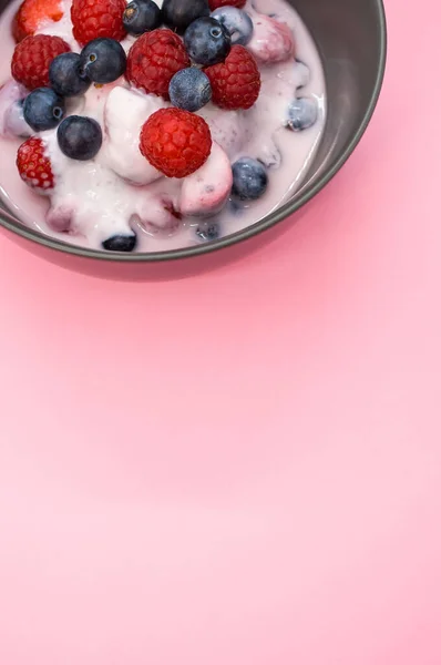 Vertikal Bild Yoghurt Med Hallon Och Blåbär Skål Isolerad Rosa — Stockfoto