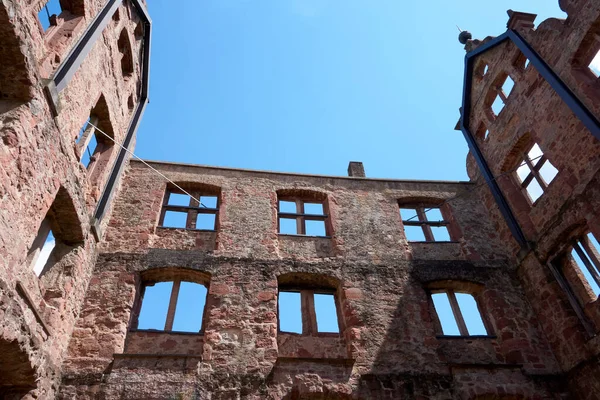 Colpo Angolo Basso Vecchio Edificio Mattoni Sotto Cielo Luminoso — Foto Stock