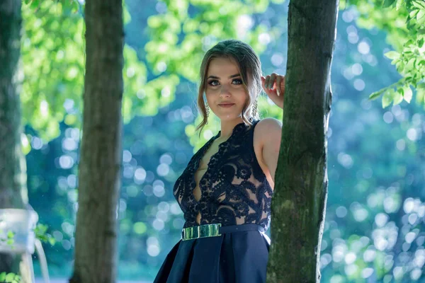 Uma Mulher Caucasiana Loira Quente Usando Vestido Azul Apoiado Uma — Fotografia de Stock