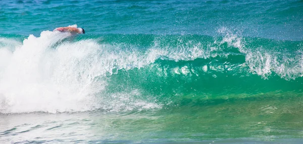一个惊人的冲浪者在海浪中机动的镜头 — 图库照片