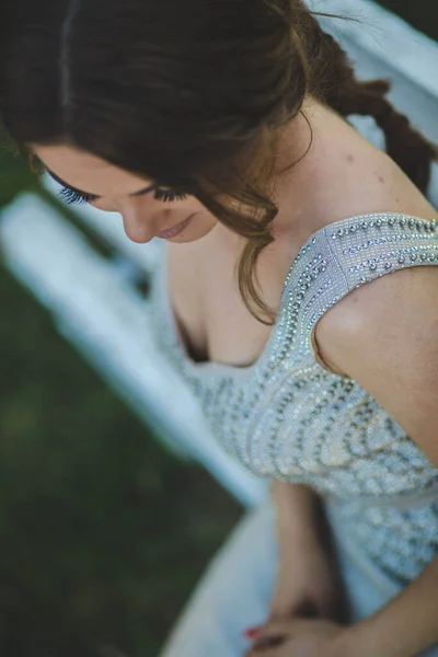 Portrait Une Femme Blanche Blonde Portant Une Robe Argentée — Photo