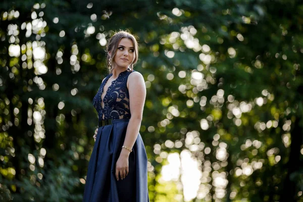 Una Donna Caucasica Bionda Calda Che Indossa Vestito Blu Nel — Foto Stock