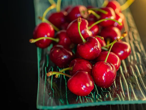 Cerises Rouges Fraîches Sur Une Assiette Verre — Photo