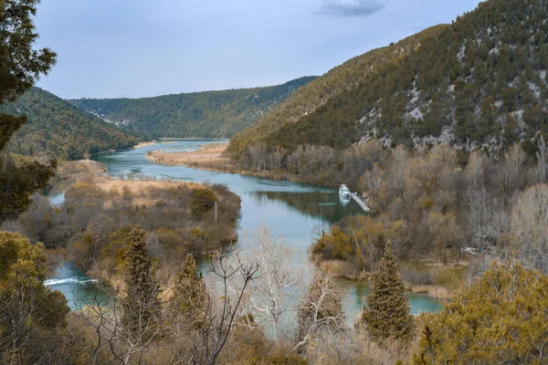 Een Schilderachtig Uitzicht Een Kalme Rivier Met Een Herfstlandschap Onder — Stockfoto