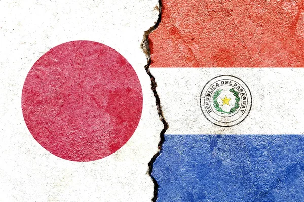 Bandiere Del Paraguay Del Giappone Una Superficie Parete Incrinata — Foto Stock