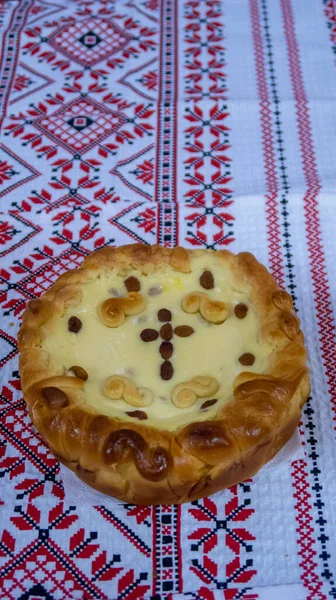 Lekker Rond Pasen Brood Versierd Met Rozijnen — Stockfoto