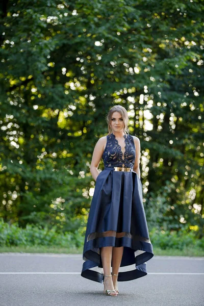 Una Calda Donna Caucasica Bionda Indossa Vestito Blu Piedi Una — Foto Stock