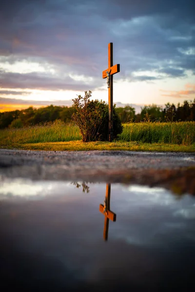 Uma Vista Panorâmica Crucifixo Lado Campo Com Seu Reflexo Superfície — Fotografia de Stock