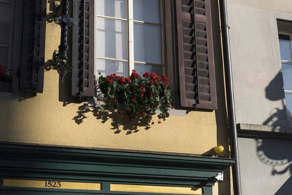 Una Foto Ángulo Bajo Una Pintura Edificioexterior Con Una Ventana — Foto de Stock