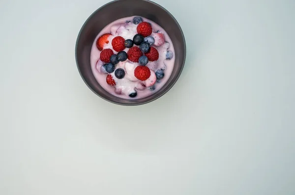 Вид Сверху Йогурт Малиной Черникой Чаше Изолированной Светло Сером Фоне — стоковое фото