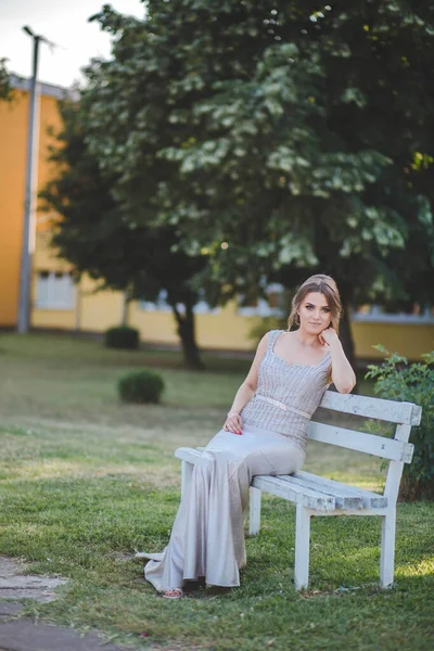 Uma Mulher Caucasiana Loira Quente Usando Vestido Prata Sentado Banco — Fotografia de Stock