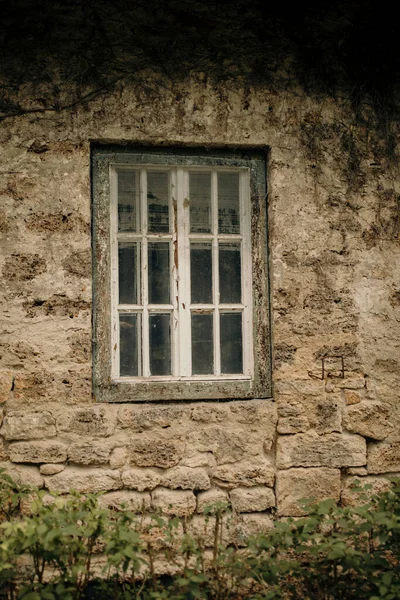 Vertikální Záběr Šedé Stěny Kamenného Domu Starým Bílým Oknem — Stock fotografie