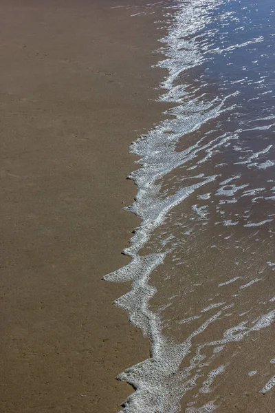 在沙滩上拍了一张特写的海浪照片 — 图库照片