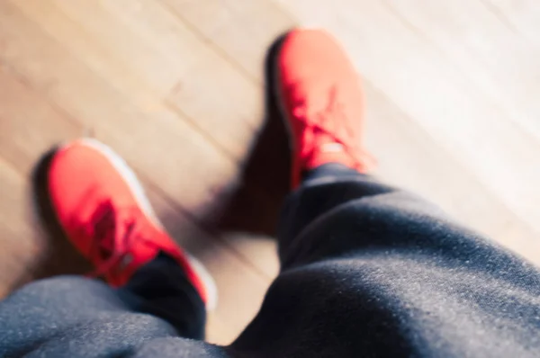 Kırmızı Ayakkabılı Koşucu Pantolonlu Bir Adamın Yüksek Açılı Fotoğrafı — Stok fotoğraf