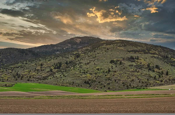 Ein Faszinierender Blick Auf Eine Wunderschöne Berglandschaft Bei Malerischem Sonnenuntergang — Stockfoto