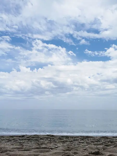 スペインのマラガで白い雲の低角度ショット — ストック写真