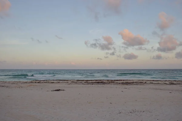 Closeup Shot Sandy Seashore Sunset Sky — Stock Photo, Image