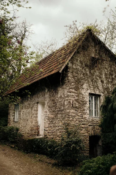 Tiro Vertical Uma Antiga Casa Pedra Cercada Por Árvores Verdes — Fotografia de Stock