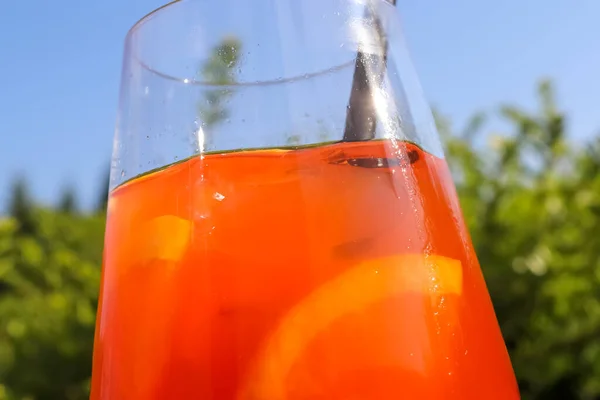 Nahaufnahme Eines Erfrischenden Orangefarbenen Sommercocktails Mit Eis Auf Unscharfem Hintergrund — Stockfoto