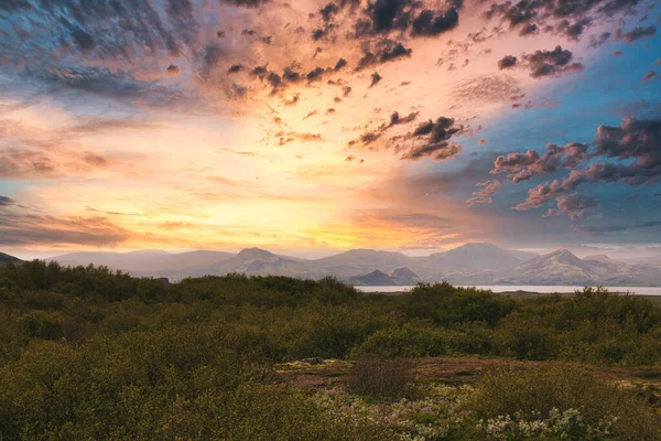 Ein Faszinierender Blick Auf Die Felder Und Berge Während Eines — Stockfoto