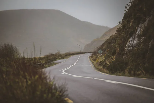 Üres Slea Head Drive Dingle Félszigeten Egy Sötét Ködös Napon — Stock Fotó