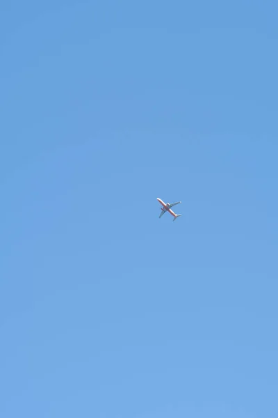 Eine Vertikale Aufnahme Eines Flugzeugs Das Unter Blauem Himmel Fliegt — Stockfoto