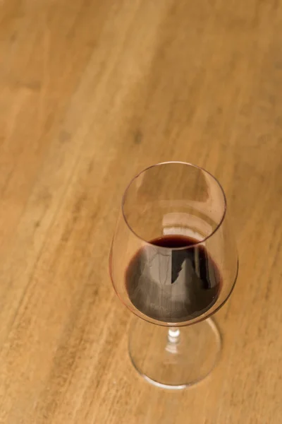 Ein Fast Leeres Glas Rotwein Auf Einem Holztisch — Stockfoto