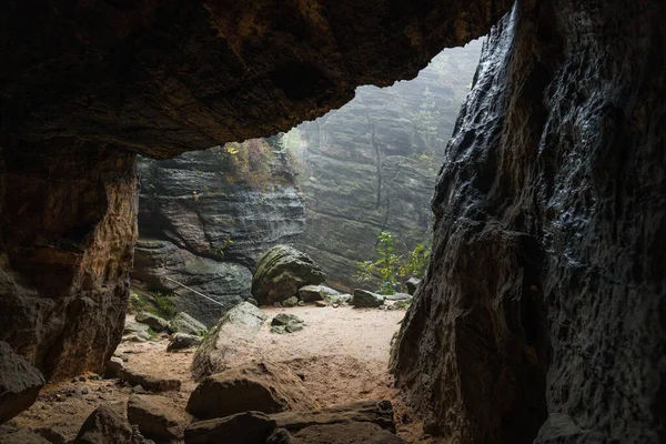 Peșteră Într Pădure — Fotografie, imagine de stoc
